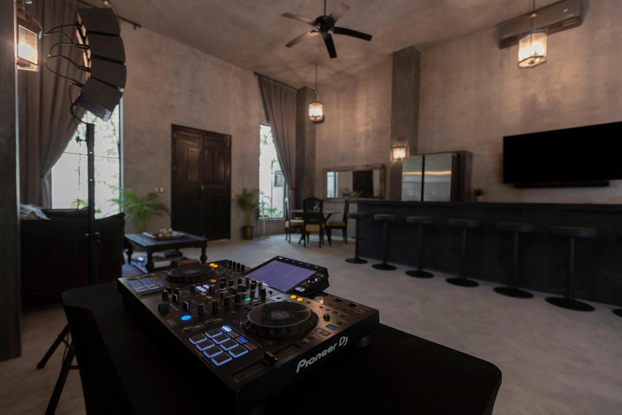 Casa Halo - Mansion, Nightclub, Pool, Sonos, Gated, Staff Villa